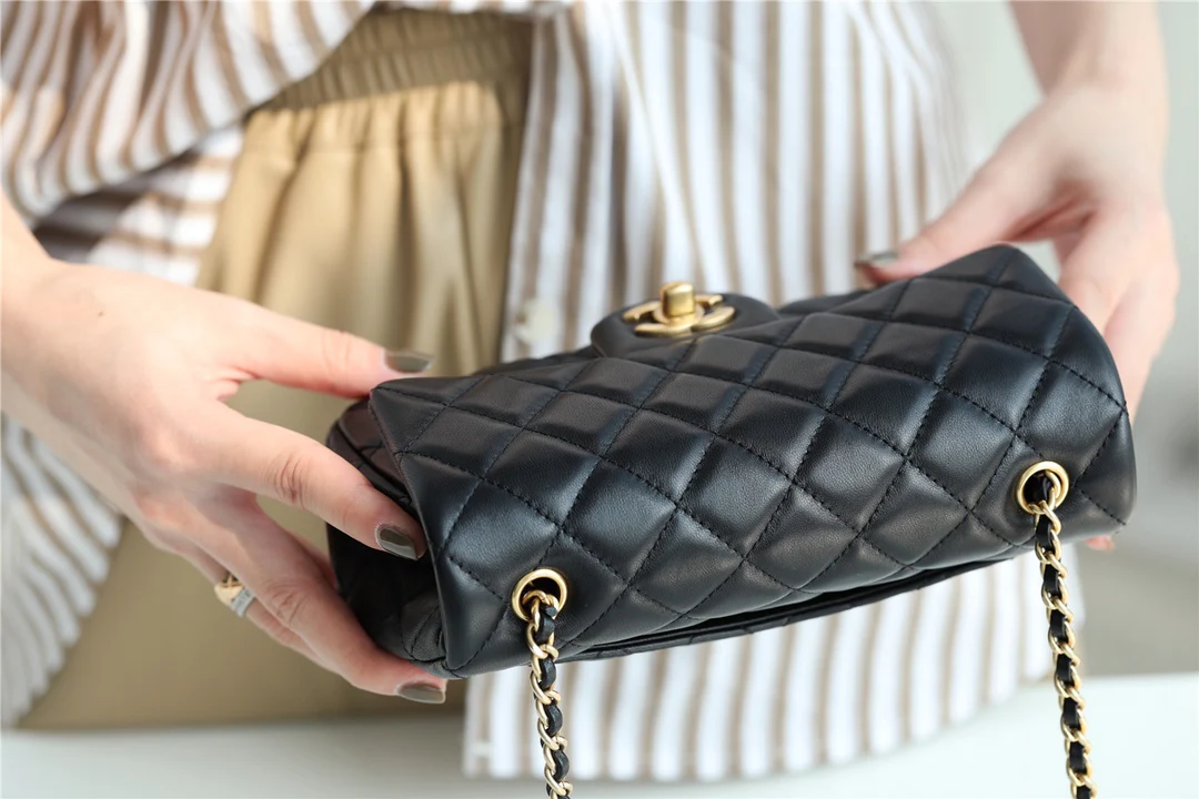 Chanel - Золотая сумка-клапан с шариком из углеродного волокна