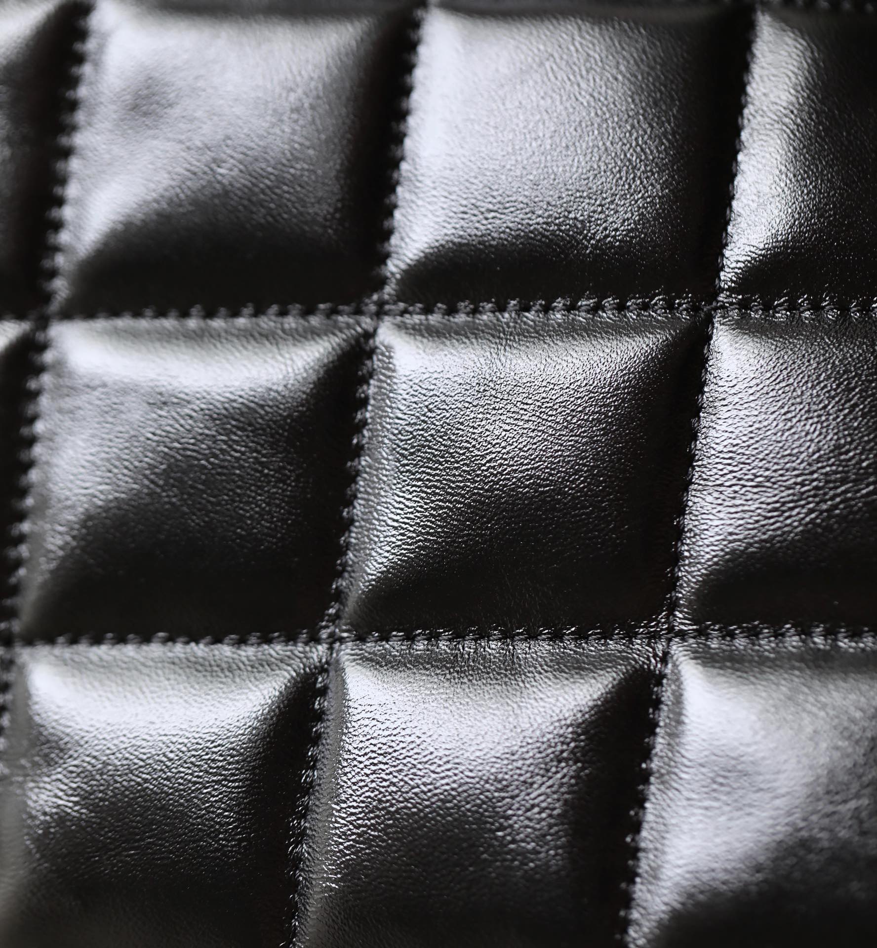 Chanel - Средняя сумка-хобо через плечо - Черная с золотой фурнитурой