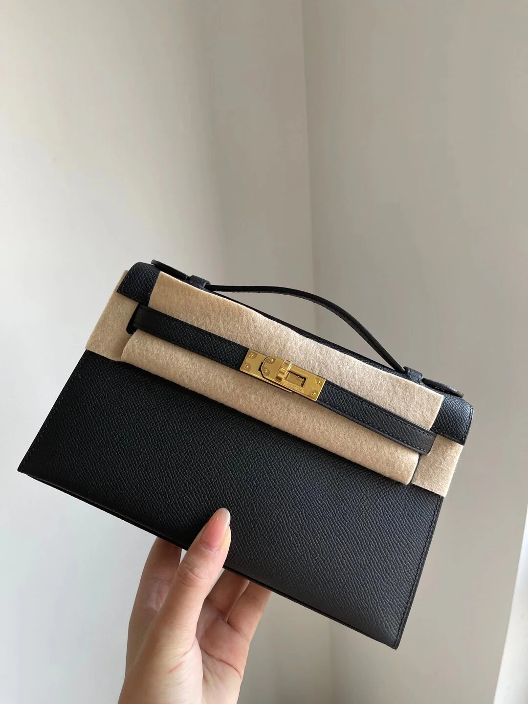 Мини-сумка Hermes Kelly 1-го поколения, 22 см, цвет Epsom, черная, с золотой пряжкой.