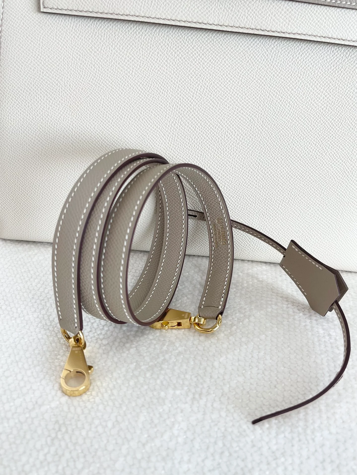 Тренч Hermes Kelly 28 Epsom Milkshake White с серым верхом - золотая пряжка - гравировка в виде подковы