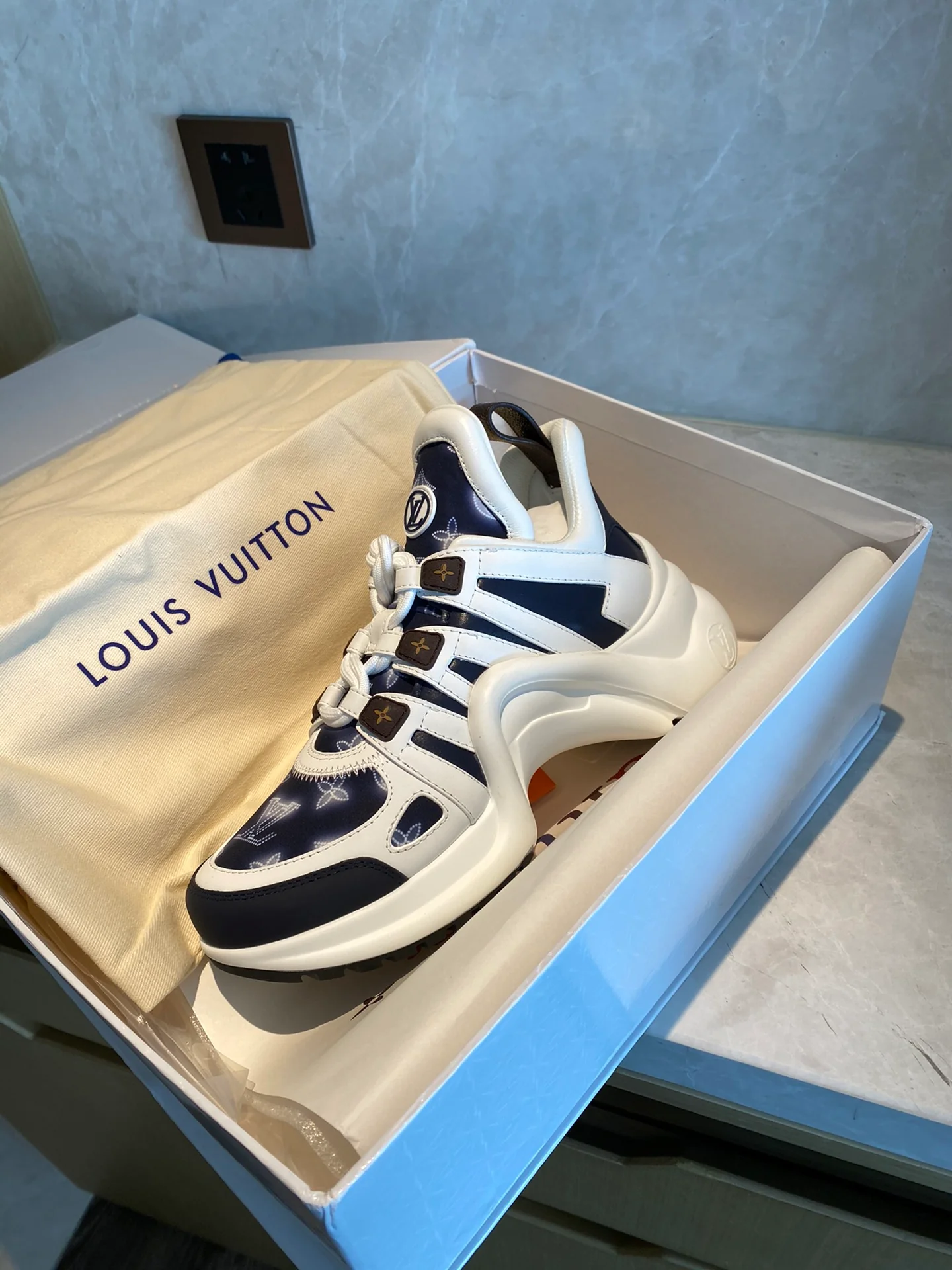 Обувь LV - массивные кроссовки LV