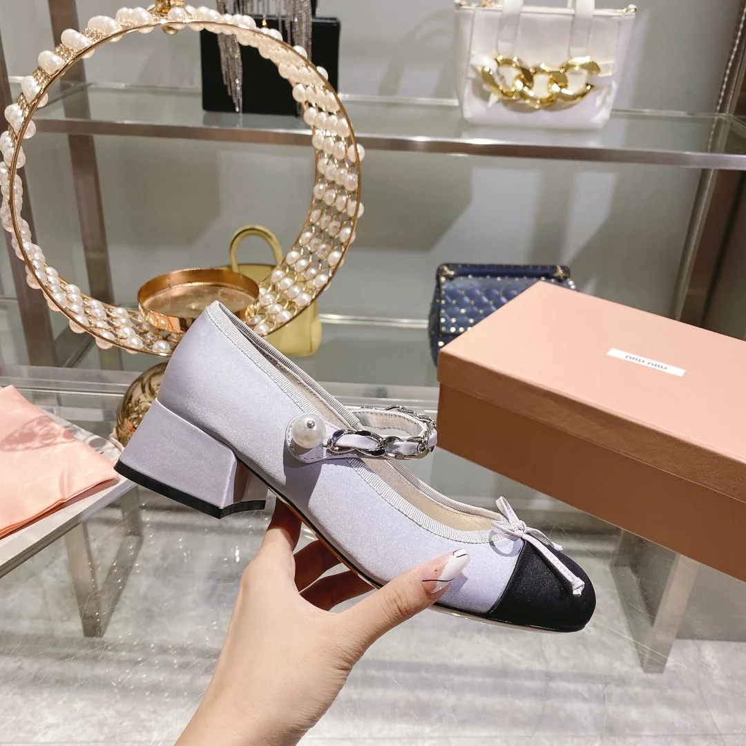 Весенняя коллекция Miu Miu 2023 - Шелковые туфли на низком каблуке с квадратным носком - Фиолетовые