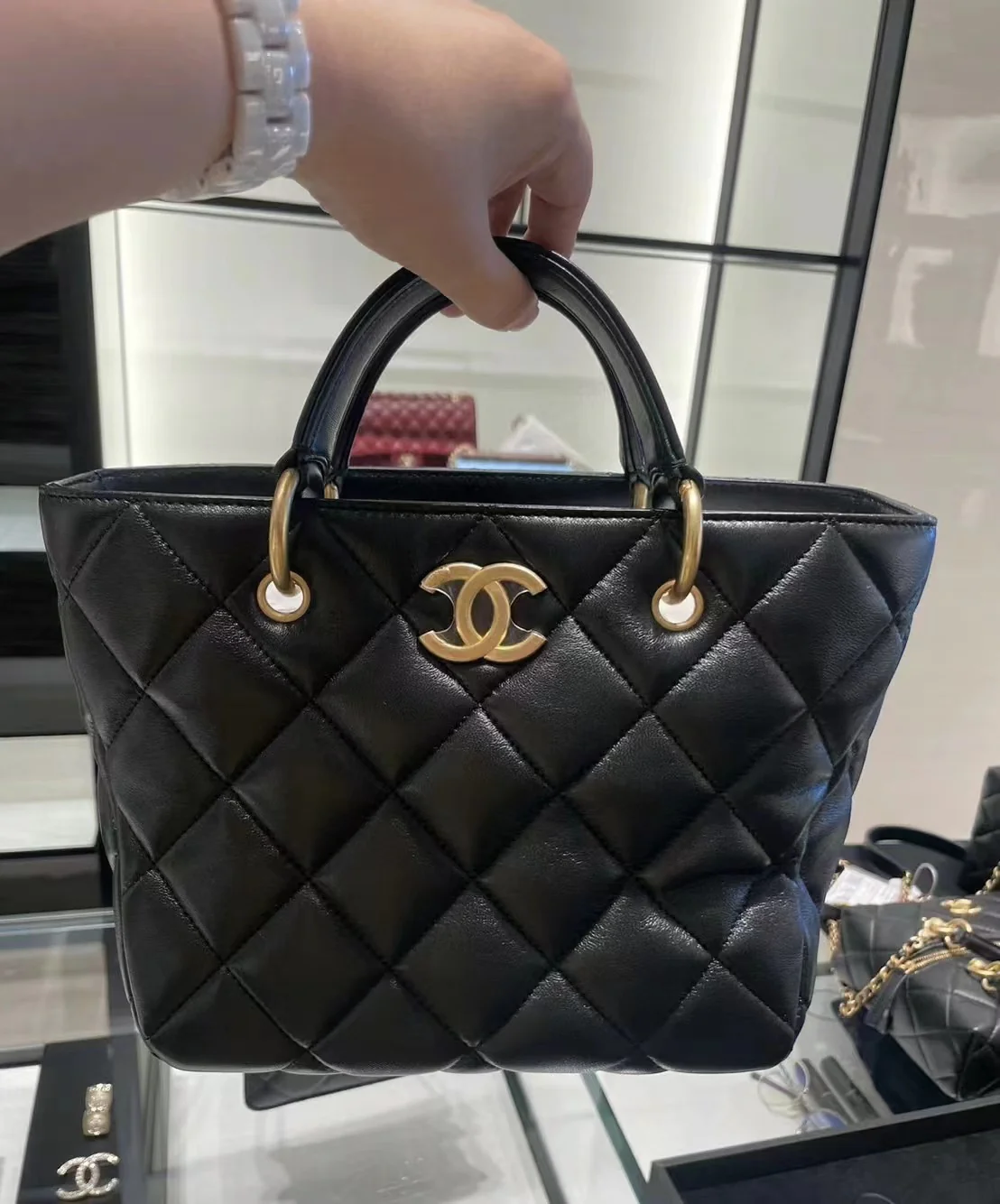 Сумка-тоут Chanel 23B из овечьей кожи, черная.