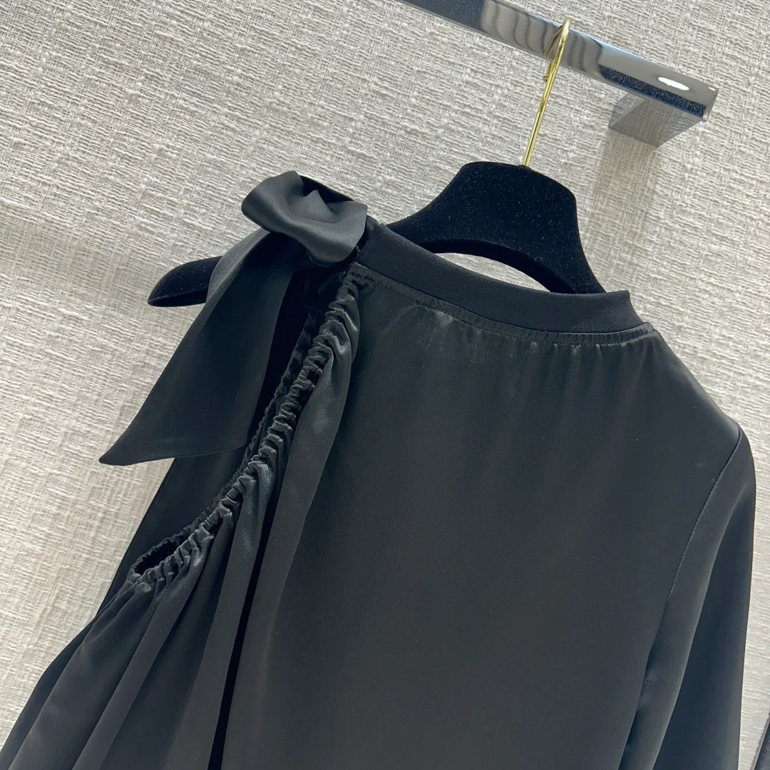 Новая коллекция Chanel Весна/Лето 2024: Топ с бантом, круглым вырезом и одним рукавом - Черный