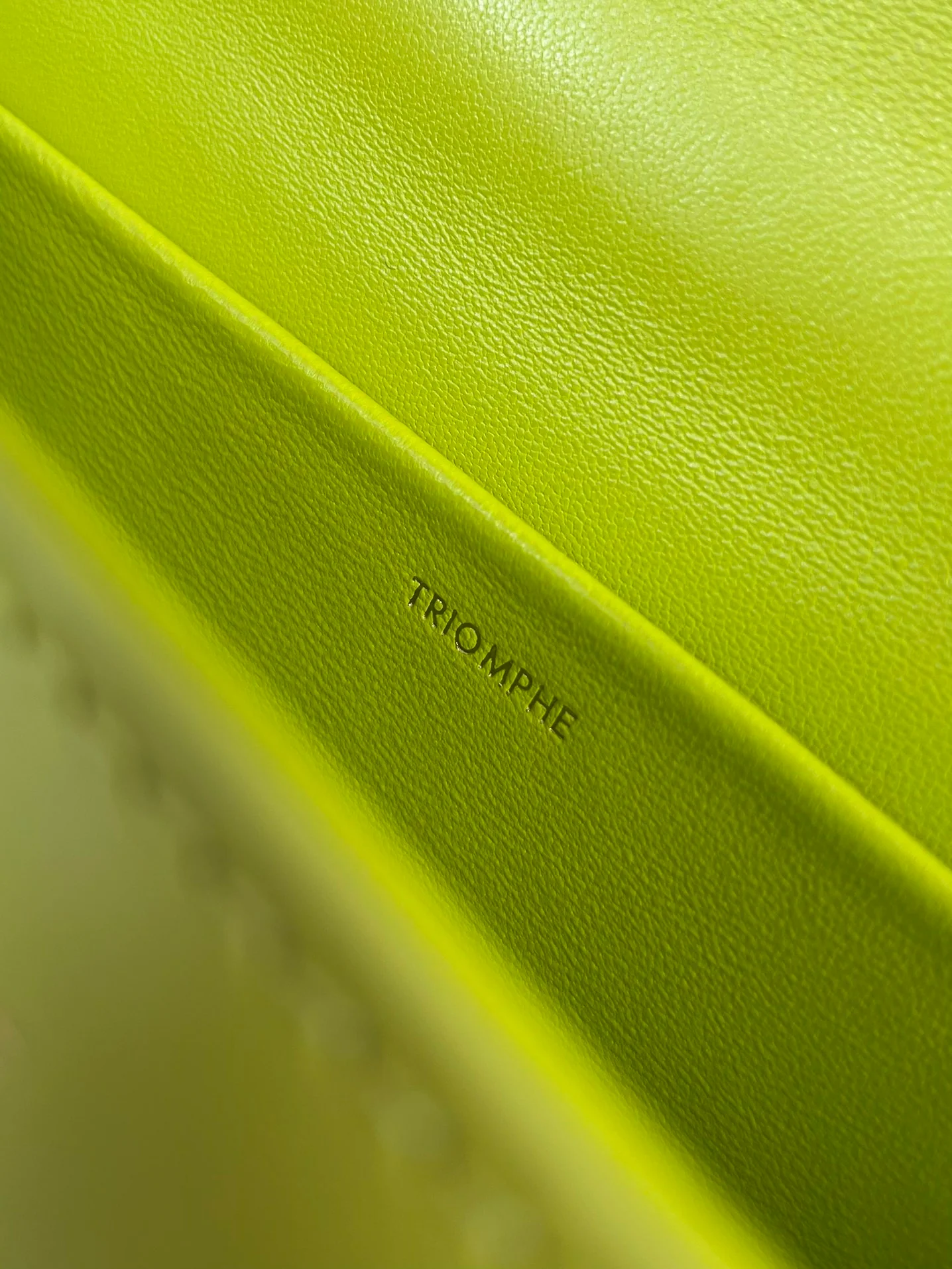 Сумка Celine Triomphe на плечо из глянцевой телячьей кожи с цепочкой — лимонно-желтая.