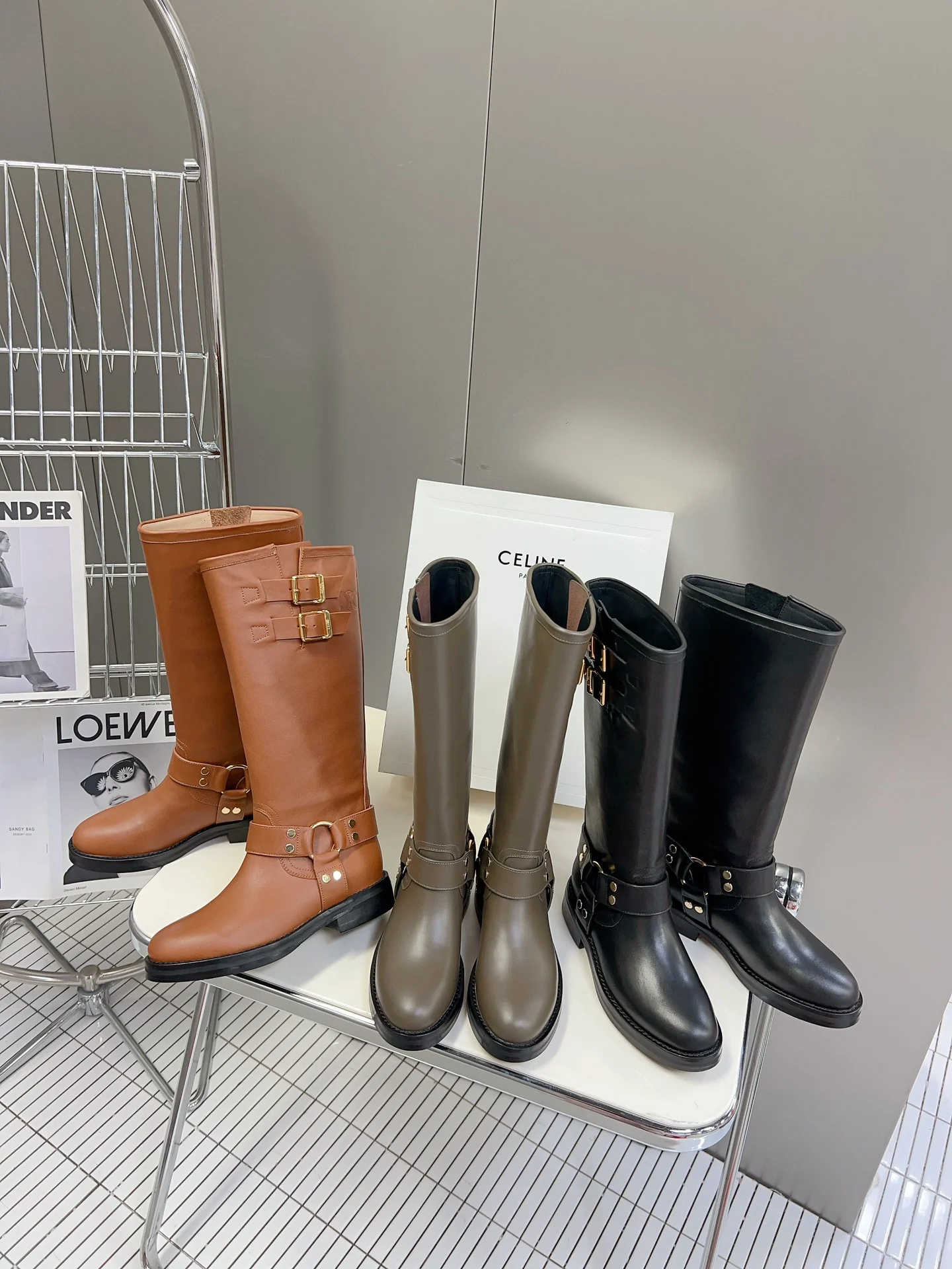 Коллекция Celine осень/зима 2023, представленная на подиуме: высокие сапоги для верховой езды с пряжкой на ремне — кофейно-коричневый цвет.