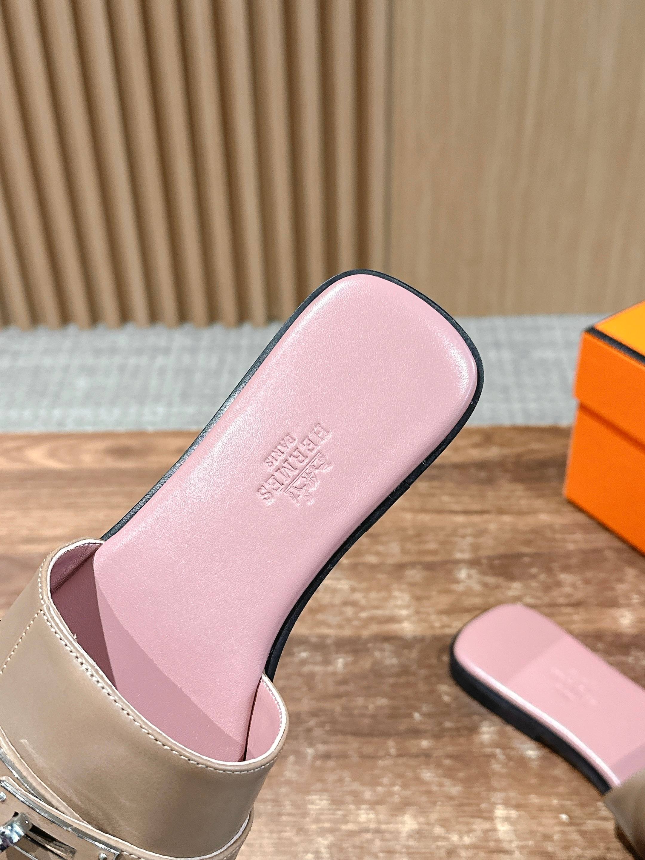 Сандалии Hermes Kelly с пряжкой, розовые.