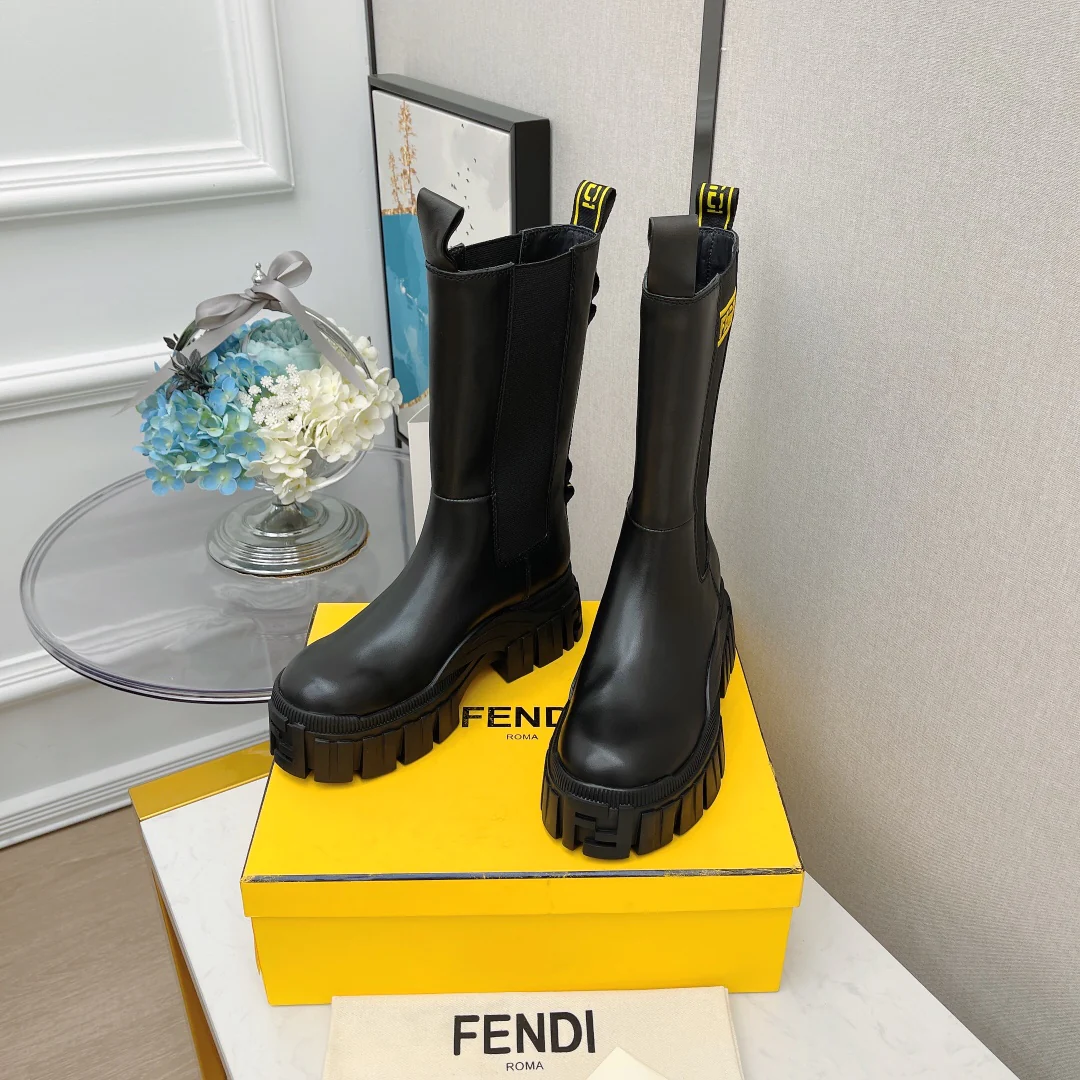 Новинка сезона осень/зима 2022 от Fendi - Ботинки Martin - Ботинки на платформе до середины икры