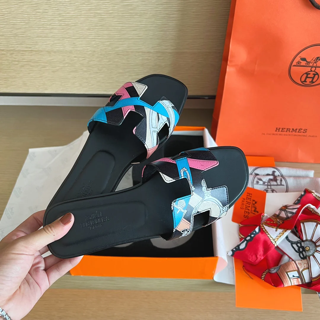 Тапочки Hermes-h на плоской подошве - полностью закрывающая подошву.