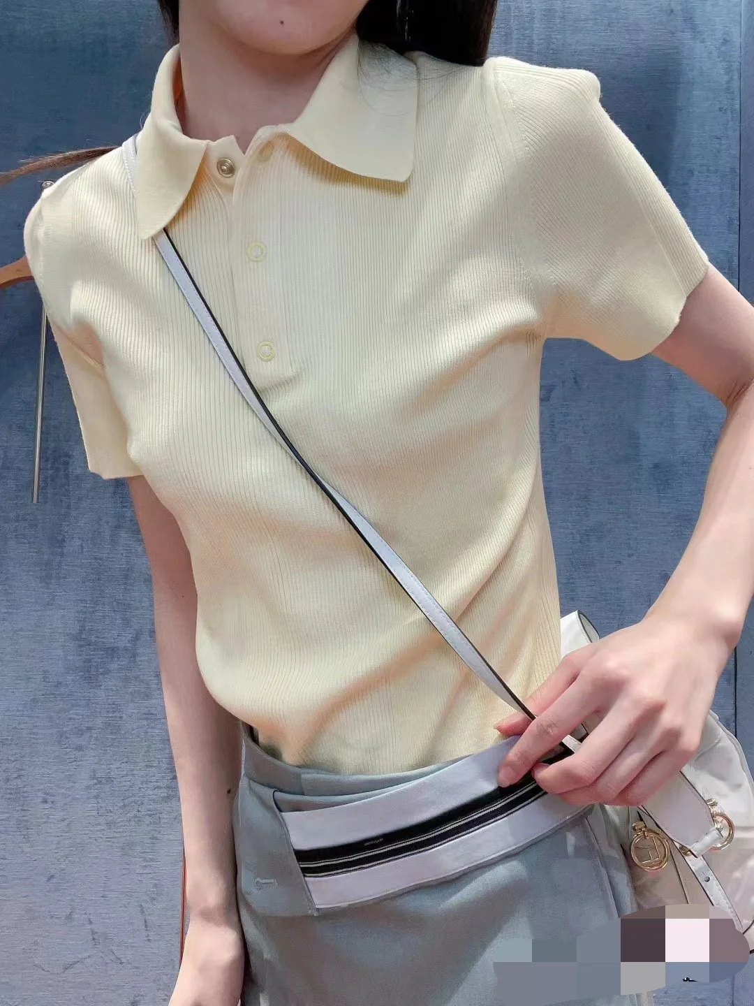 Fendi - 2403-24 Новая коллекция ?Ранняя весна?: минималистичная футболка-поло с коротким рукавом и воротником-поло - желтая