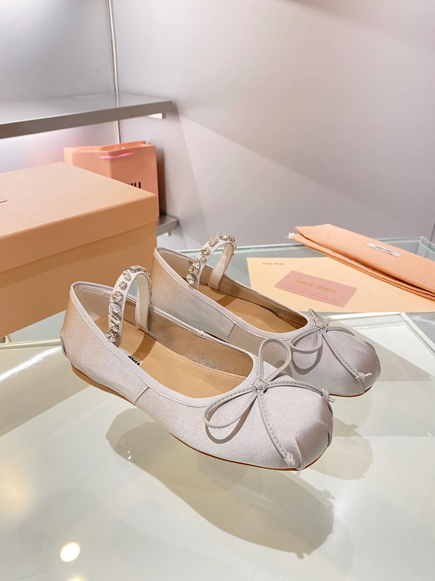 Новые поступления коллекции Miu Miu осень/зима 2023 — Балетки — Серебристые