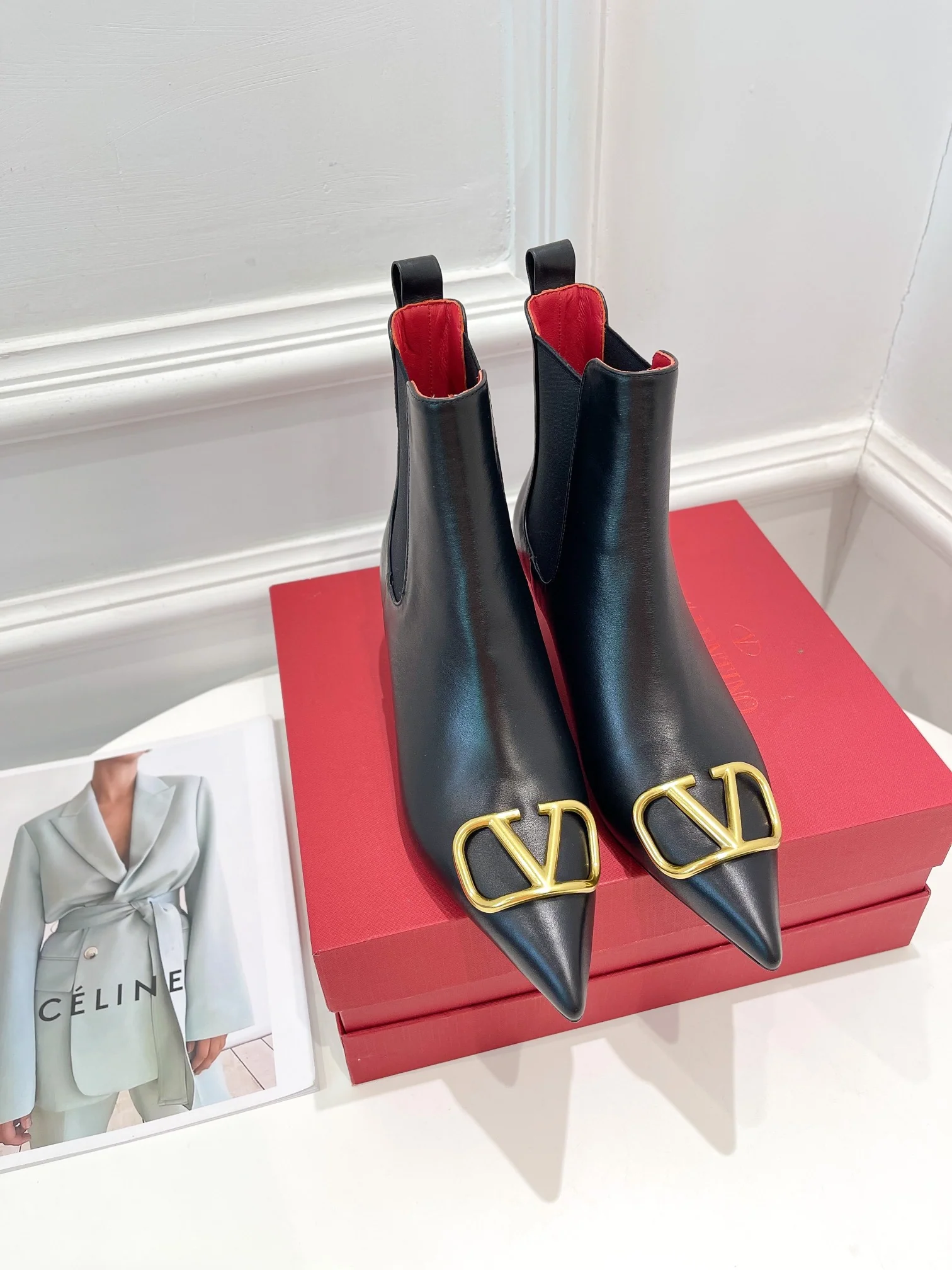 Новинка сезона осень/зима 2022 от Valentino - Ботильоны с V-образным вырезом большого размера - 3