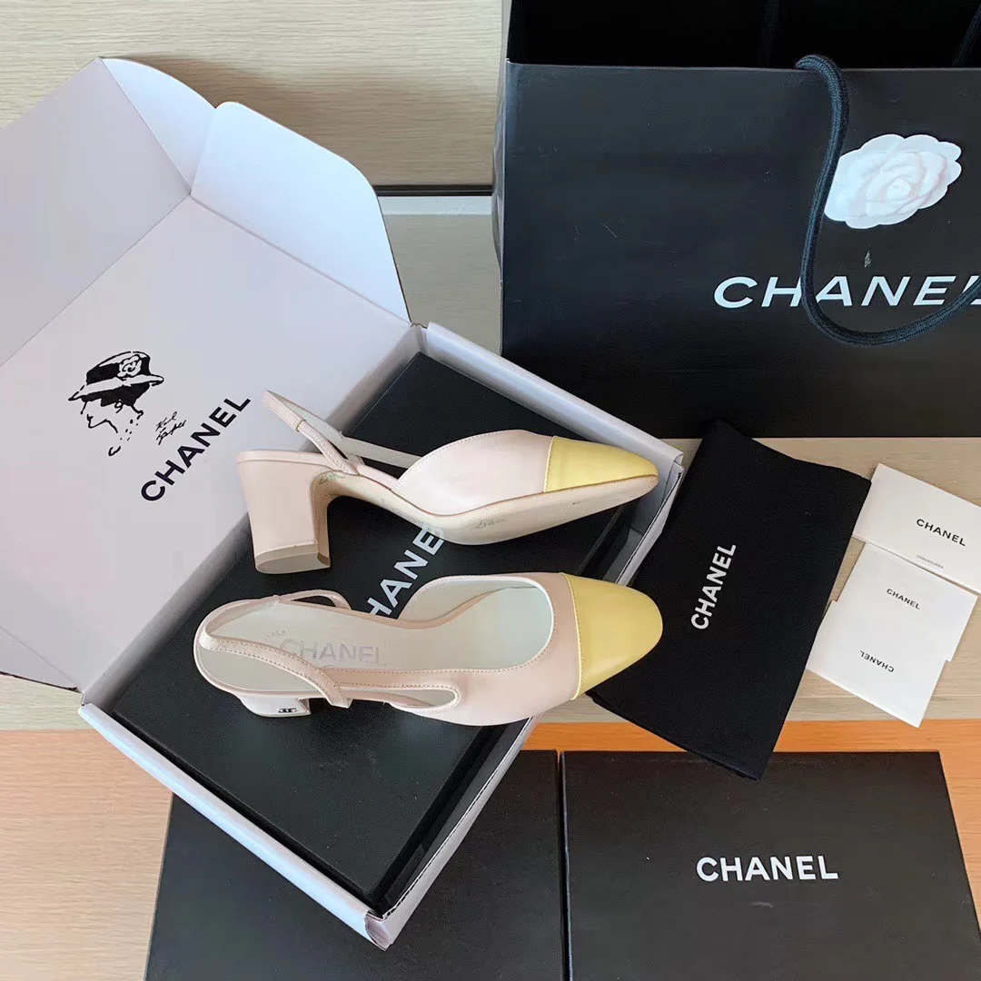 Классические сандалии Chanel на массивном каблуке - желтые