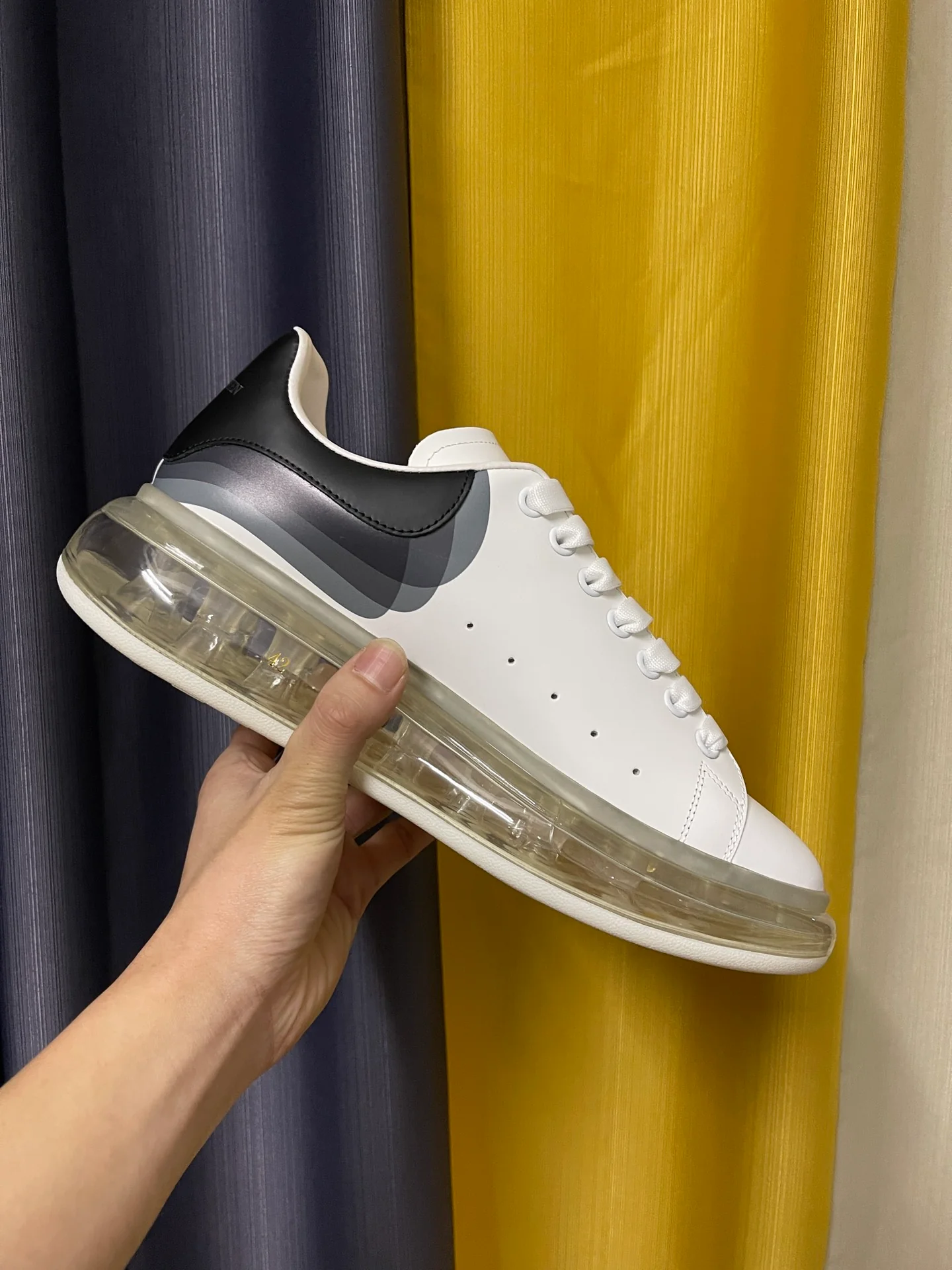 Классические белые кроссовки McQueen с черным кожаным каблуком