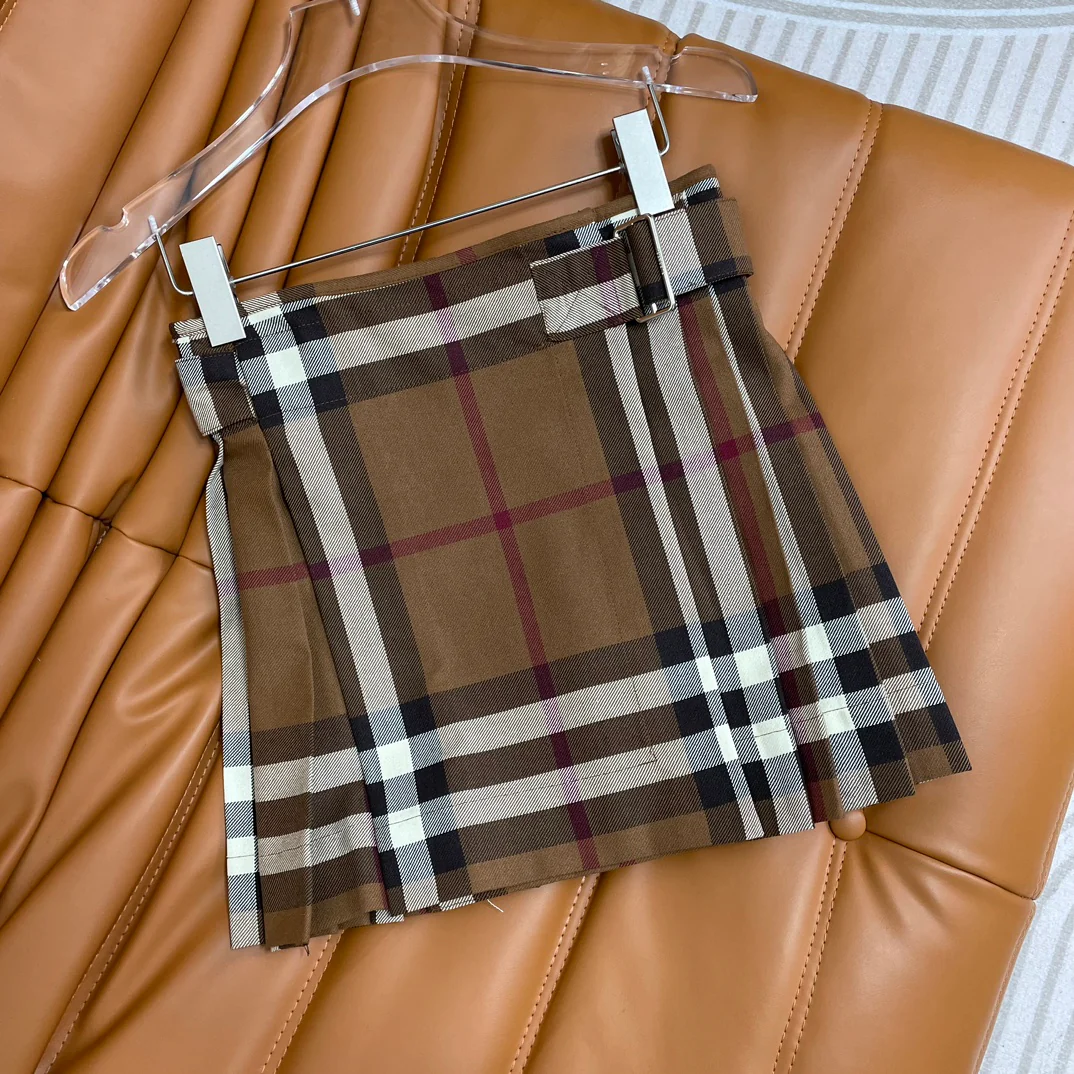 Burberry - 2403 - Новинка начала весны: клетчатая плиссированная мини-юбка с поясом.