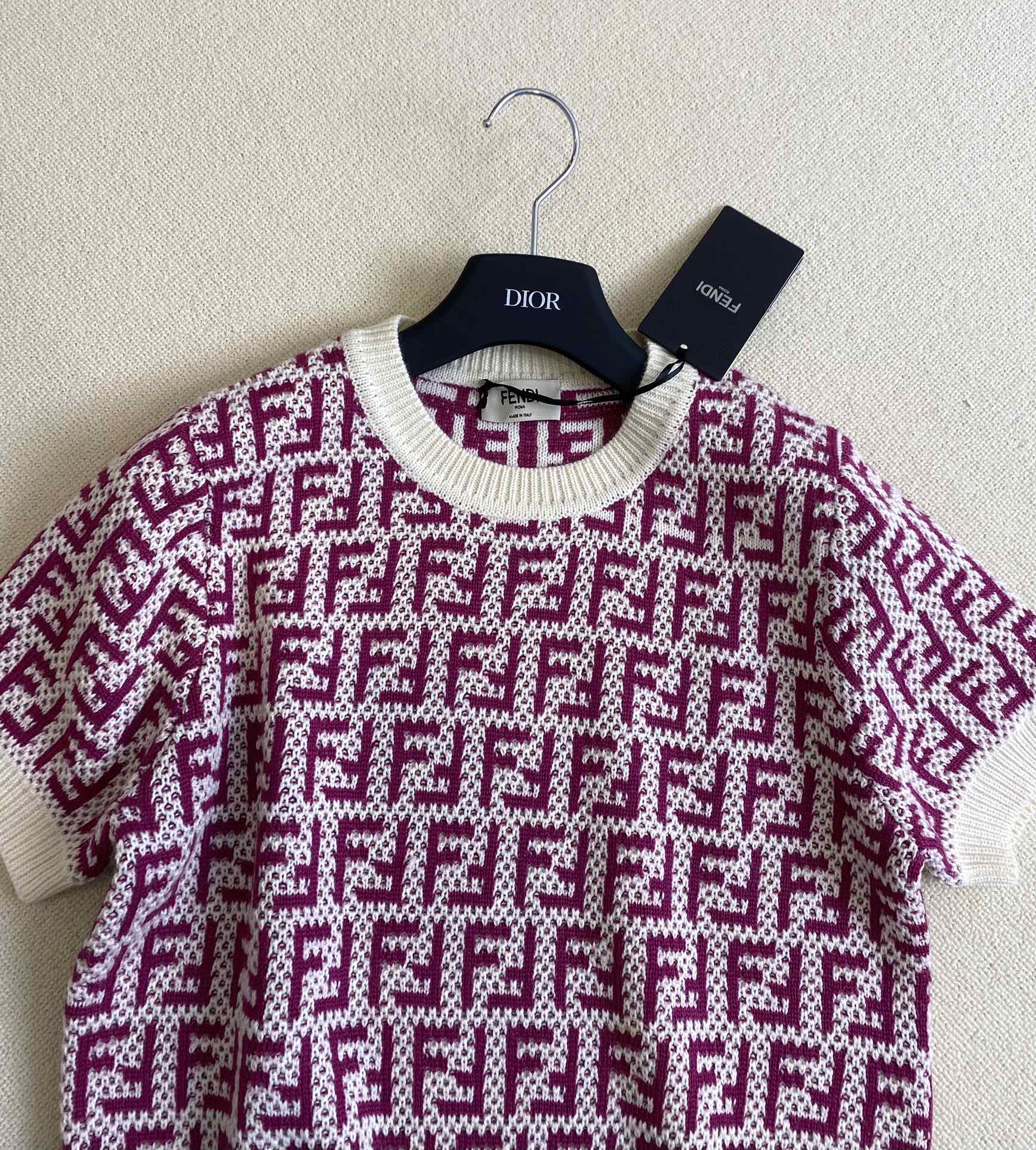 Fendi-2403 - Новинка ранней весны. Вязаная футболка с коротким рукавом и монограммой.