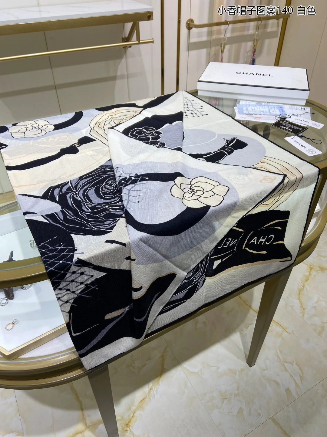 Chanel - Квадратный шарф с узором в виде шляпы - 140 см - 80% кашемир - 20% шелк - абрикосовый цвет