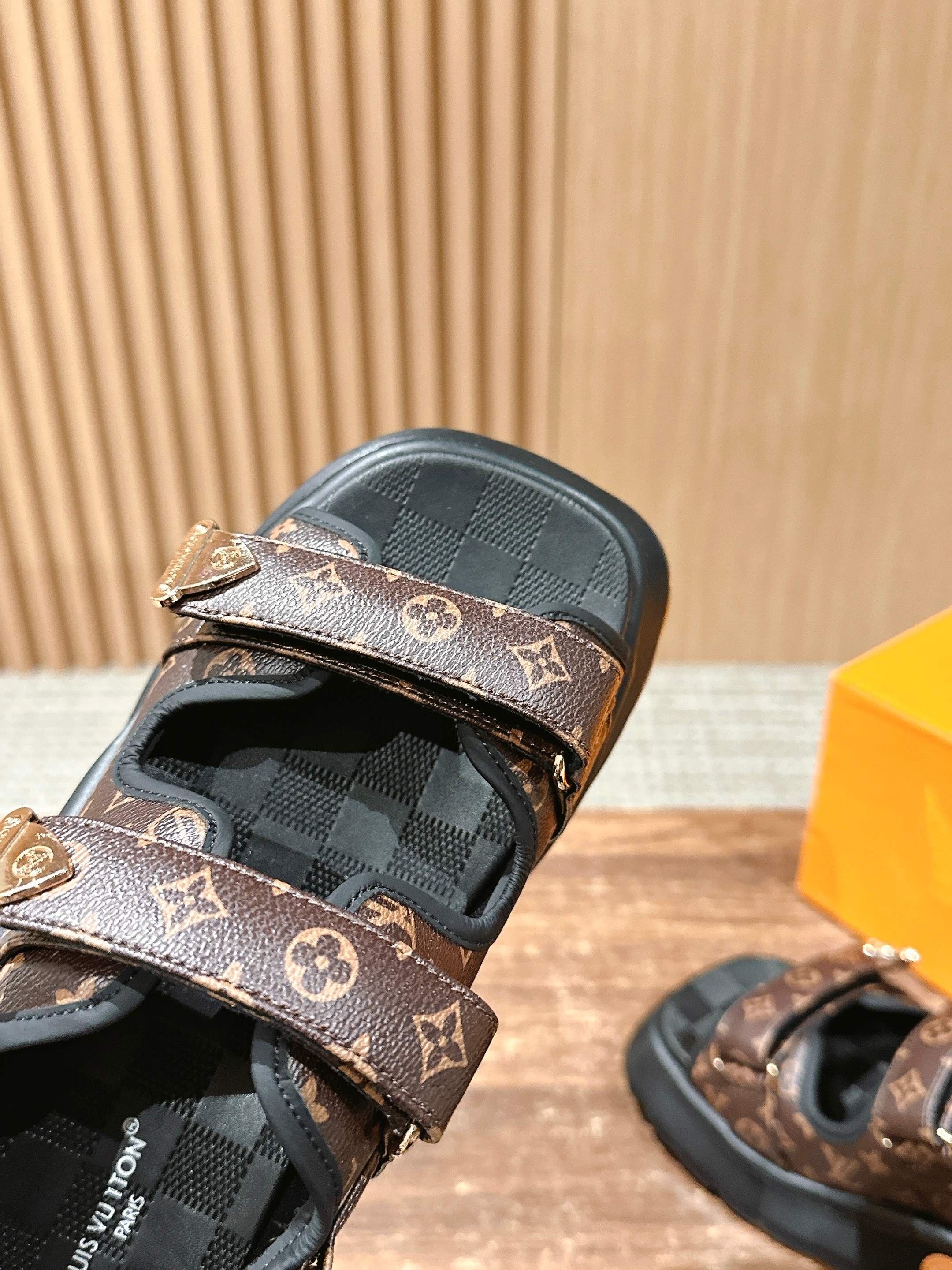 Новая коллекция LV ?Ранняя весна 2025? — замшевые сандалии из кожи с монограммой.