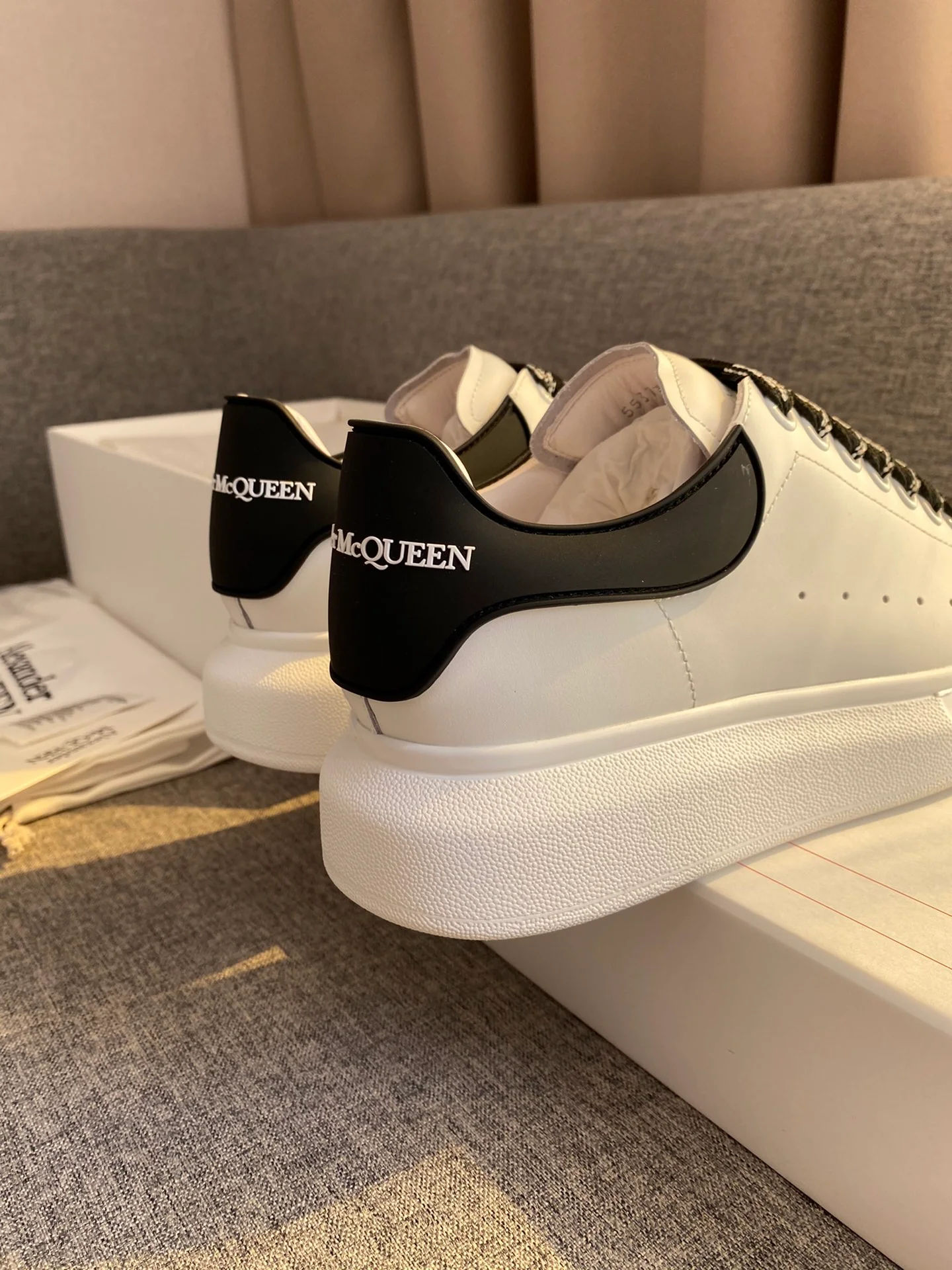 Классические белые кроссовки McQueen с 3D-логотипом — черные