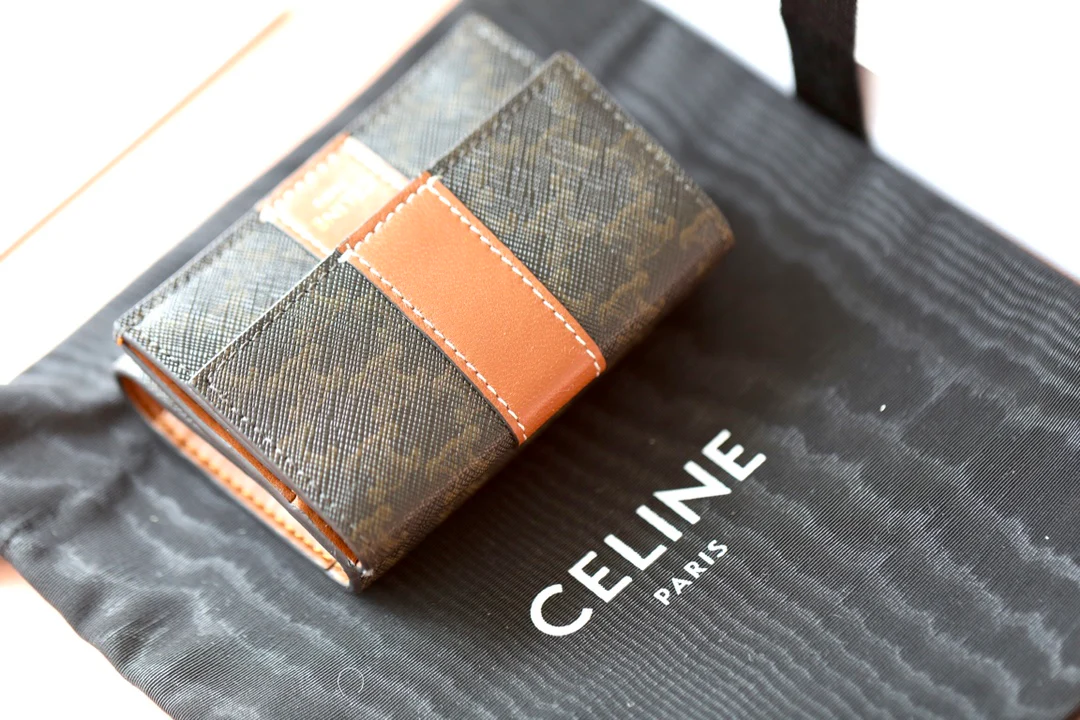 Celine TRIOMPHE CANVAS标志印花和羊皮革折迭短款钱包