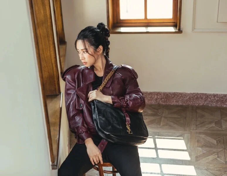 Сумка YSL из кожи ягненка наппа с двумя цепочками — в стиле Джейми — фотографии в одежде.