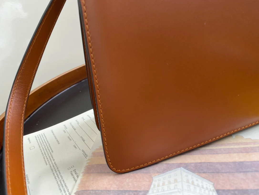 Маленькая коричневая кожаная сумка Fendi Peekaboo i Seey