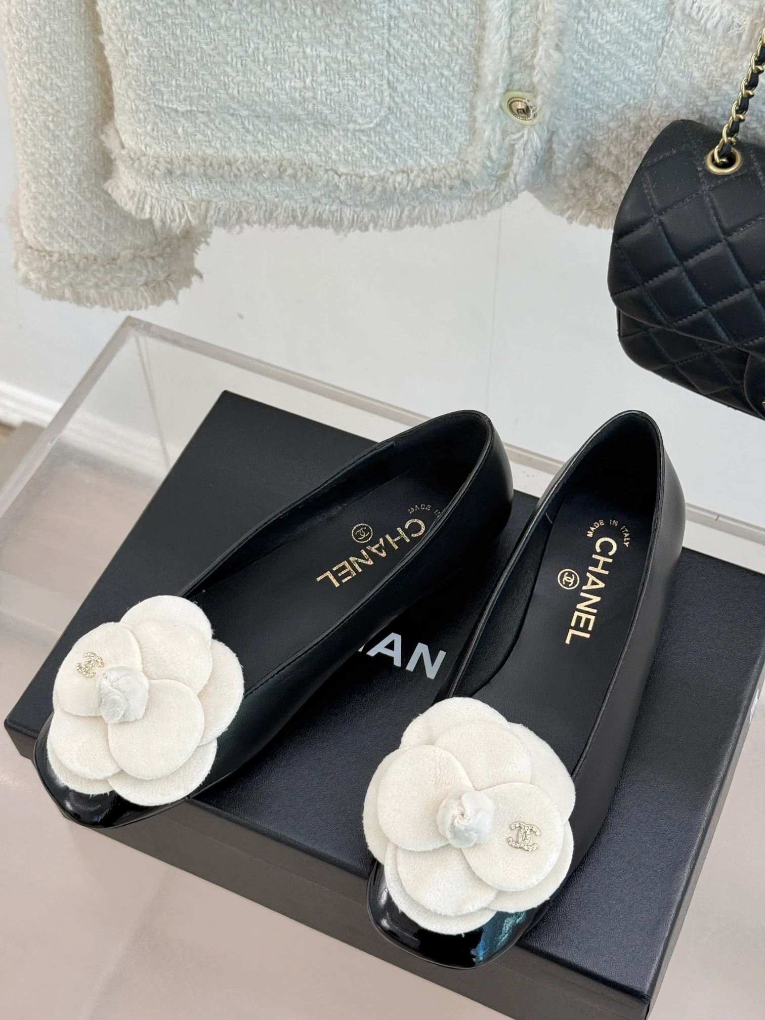 Туфли на низком каблуке Chanel Camellia 2024 — черные