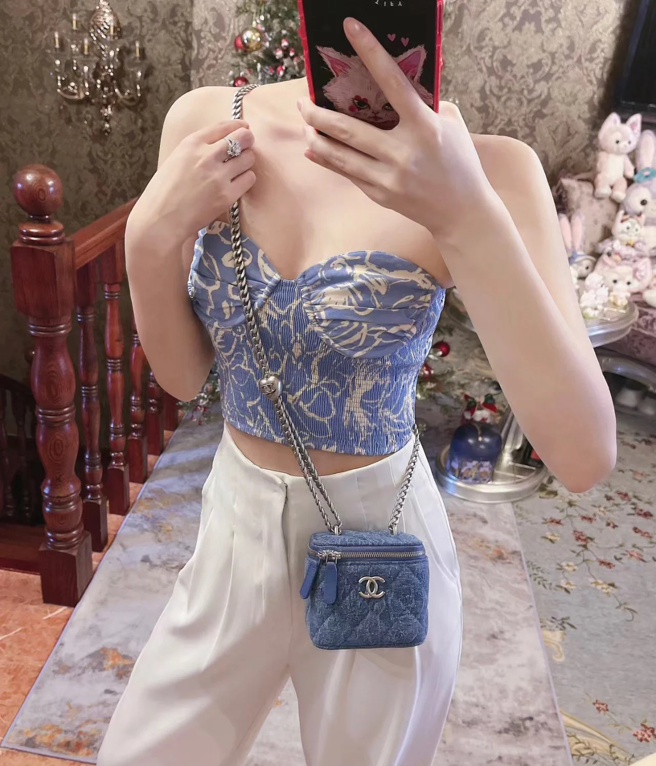 Пуговица в форме сердца из джинсовой ткани Chanel 2023 года — маленькая квадратная коробочка — светло-голубая серебристая пряжка