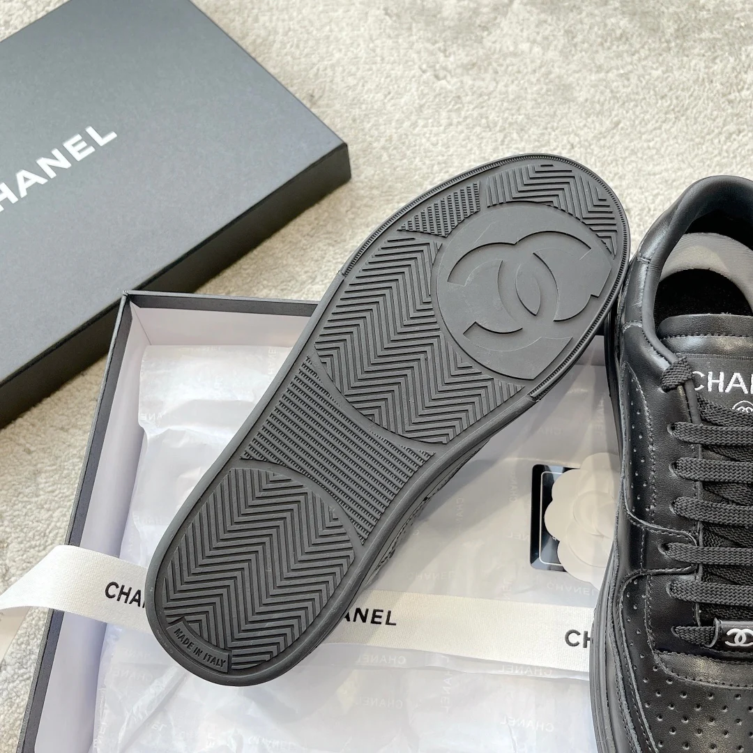 Новинка сезона весна/лето 2023 от Chanel - Кроссовки - Черные