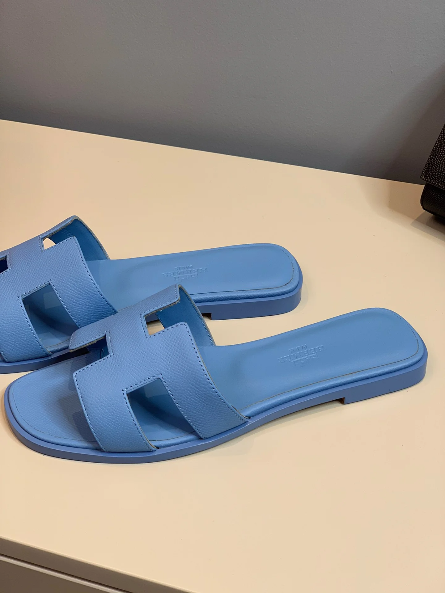 Новинка 2022 года от Hermes - Тапочки с отпечатком руки - Синие - 1