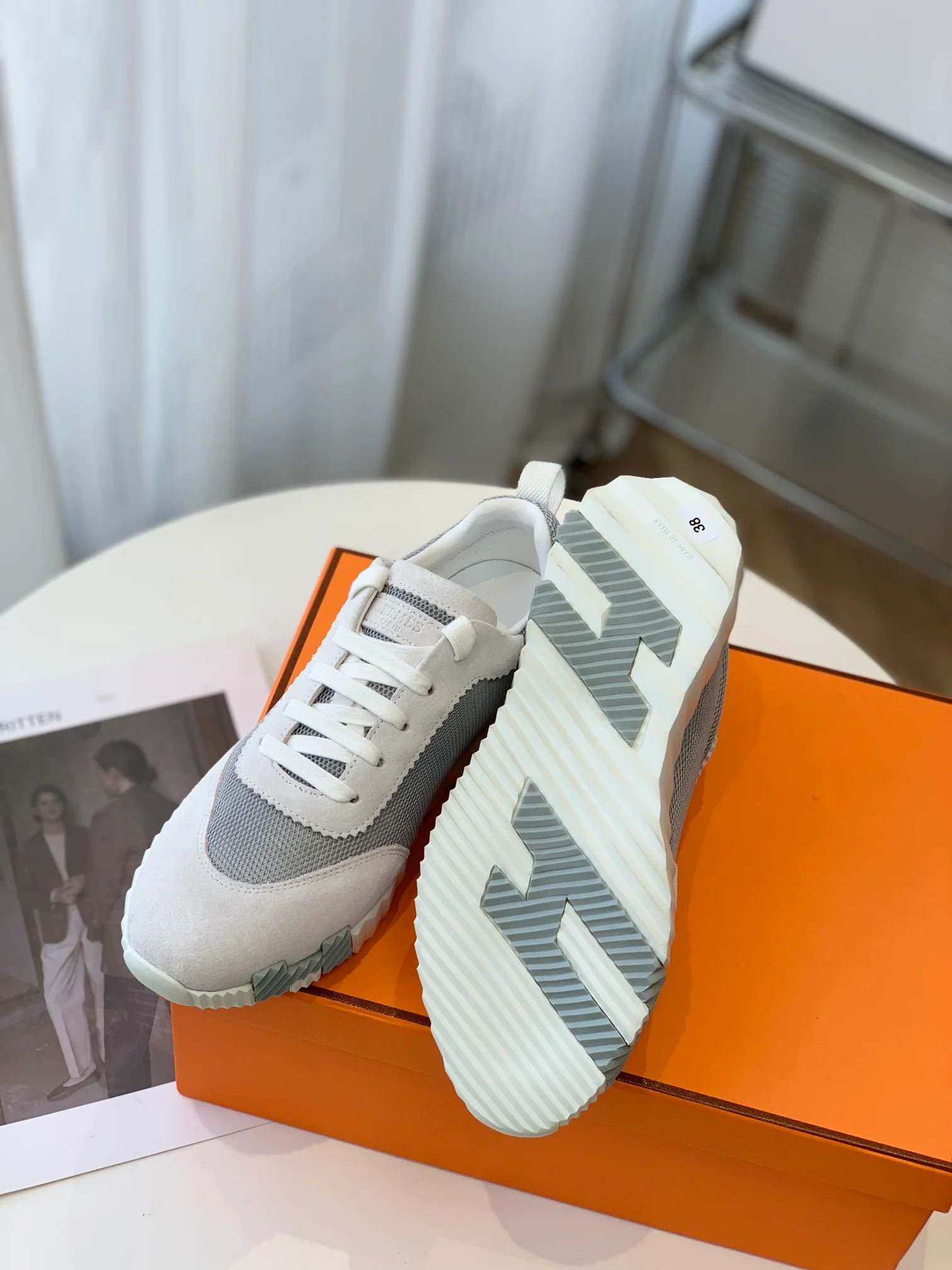 Новейшая модель Hermes 2023 года - кожаные кроссовки H - бело-серые.