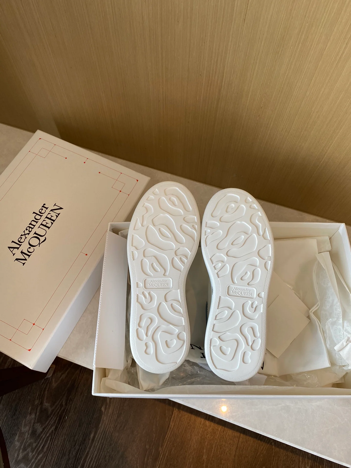 Классические белые кроссовки McQueen - замшевая подошва на каблуке - серо-голубые