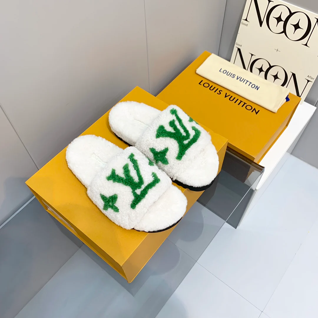 Новинка ранней весны 2022 года от LV — Пушистые тапочки — Белые и зеленые