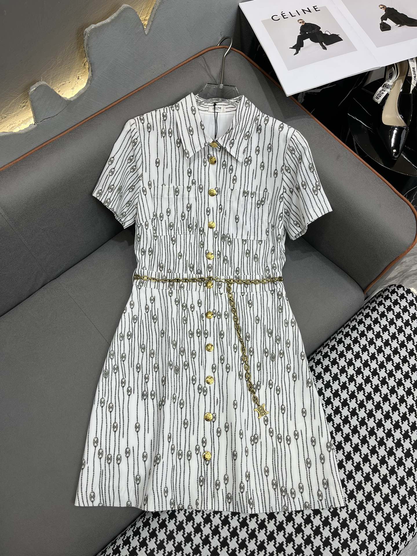 Celine 2403 - Новое платье с цепочным принтом в виде Триумфальной арки и отложным воротником - Белое