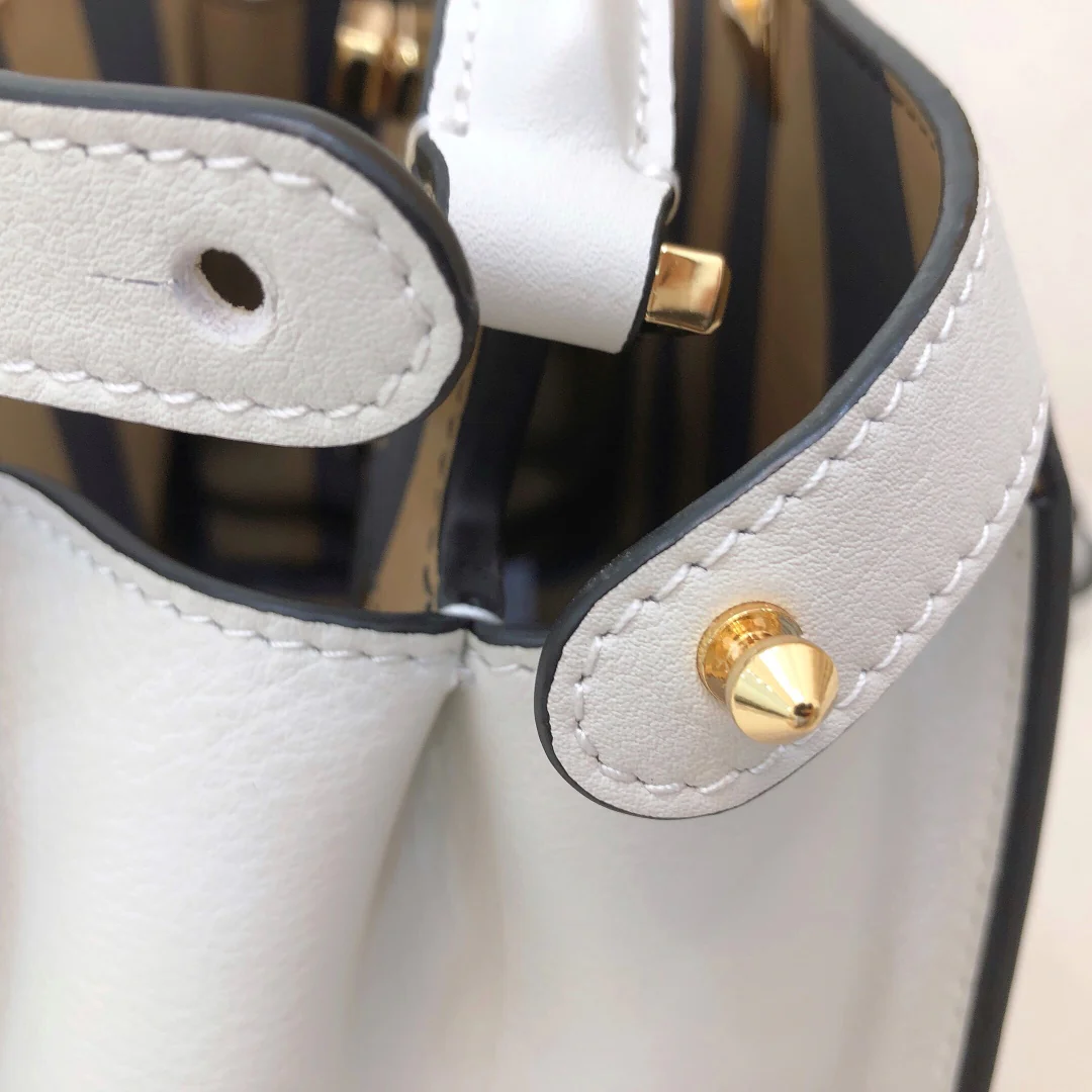 Маленькая белая кожаная сумочка Fendi Peekaboo