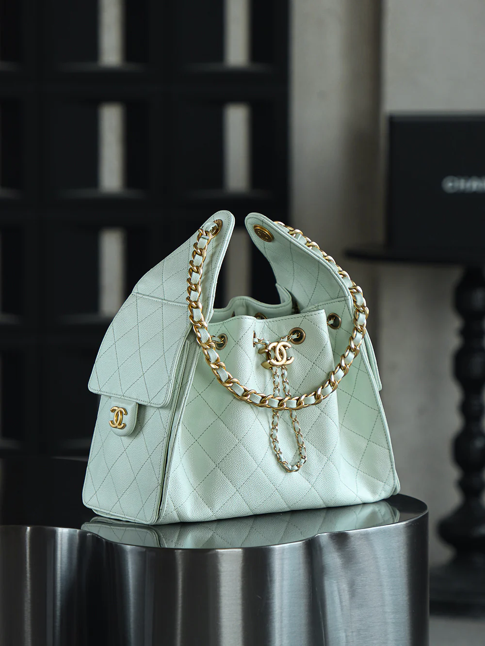 Сумка-хобо Chanel 25c Hippie, маленькая, мятно-зеленая, с золотой пряжкой.