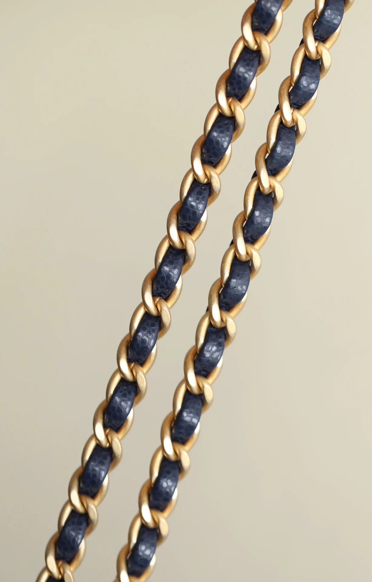 Мини-сумочка Chanel с клапаном и ручкой - синяя