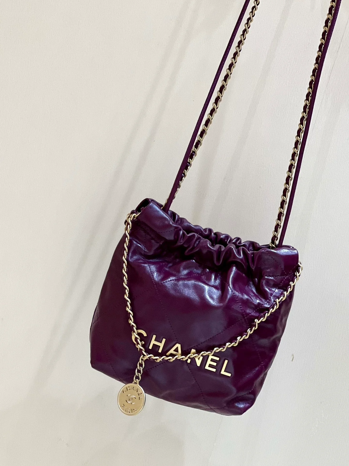 Весенне-летняя коллекция Chanel - Маленькая сумочка Chanel No. 22 - Фиолетово-красная