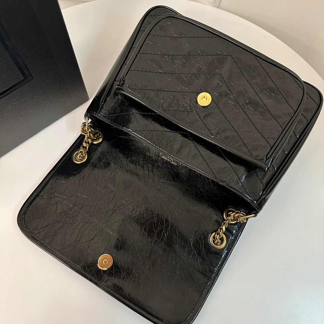 YSL Niki Baby 28 см, кожаный ремешок, черный, с золотой цепочкой