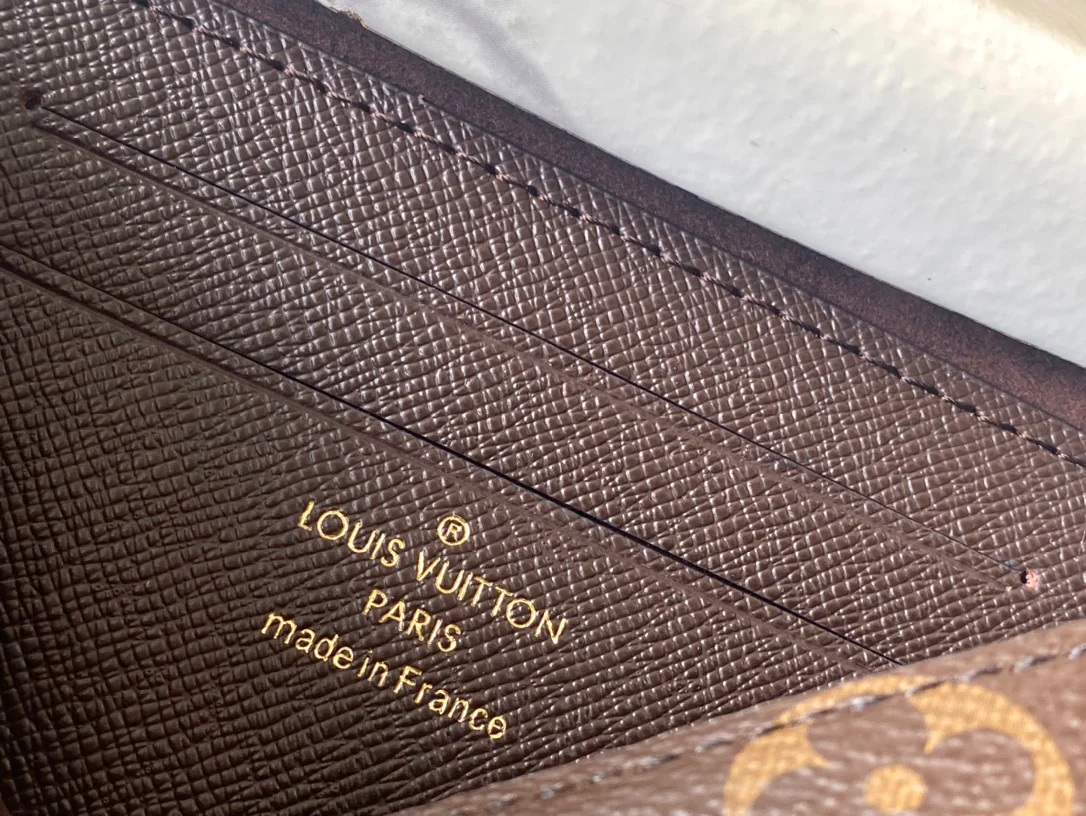 m82509-LV-кошелек-на-цепочке-лилия