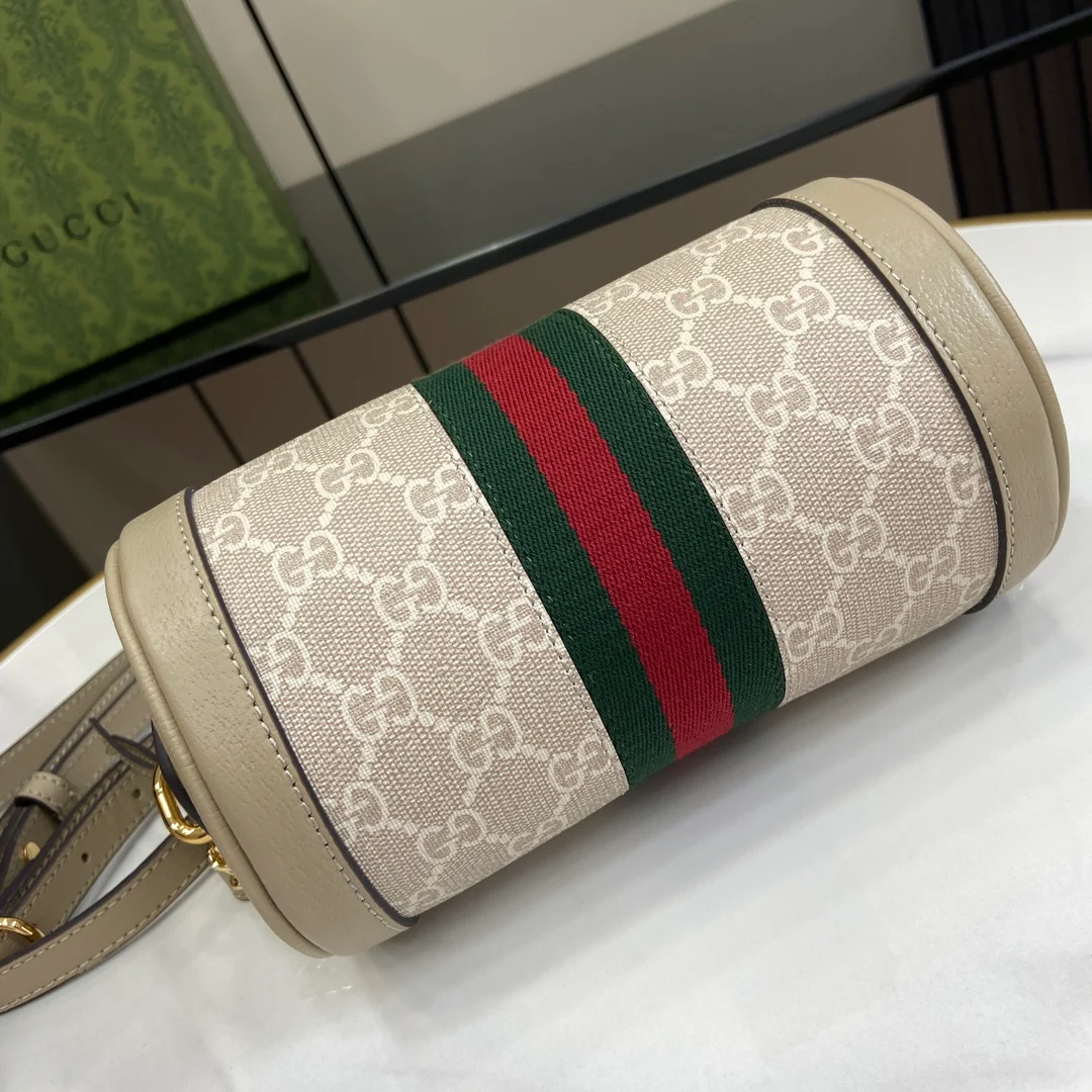 Миниатюрная цилиндрическая сумка Gucci Ophidia - с белой отделкой.