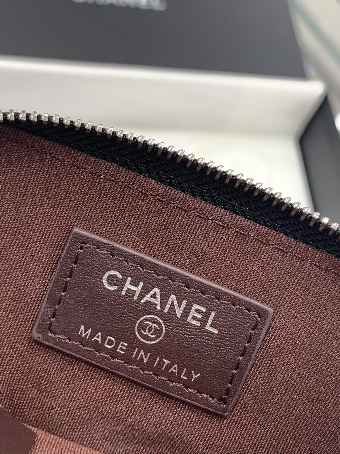 Кошелек-держатель для карт Chanel 22B на молнии - черный