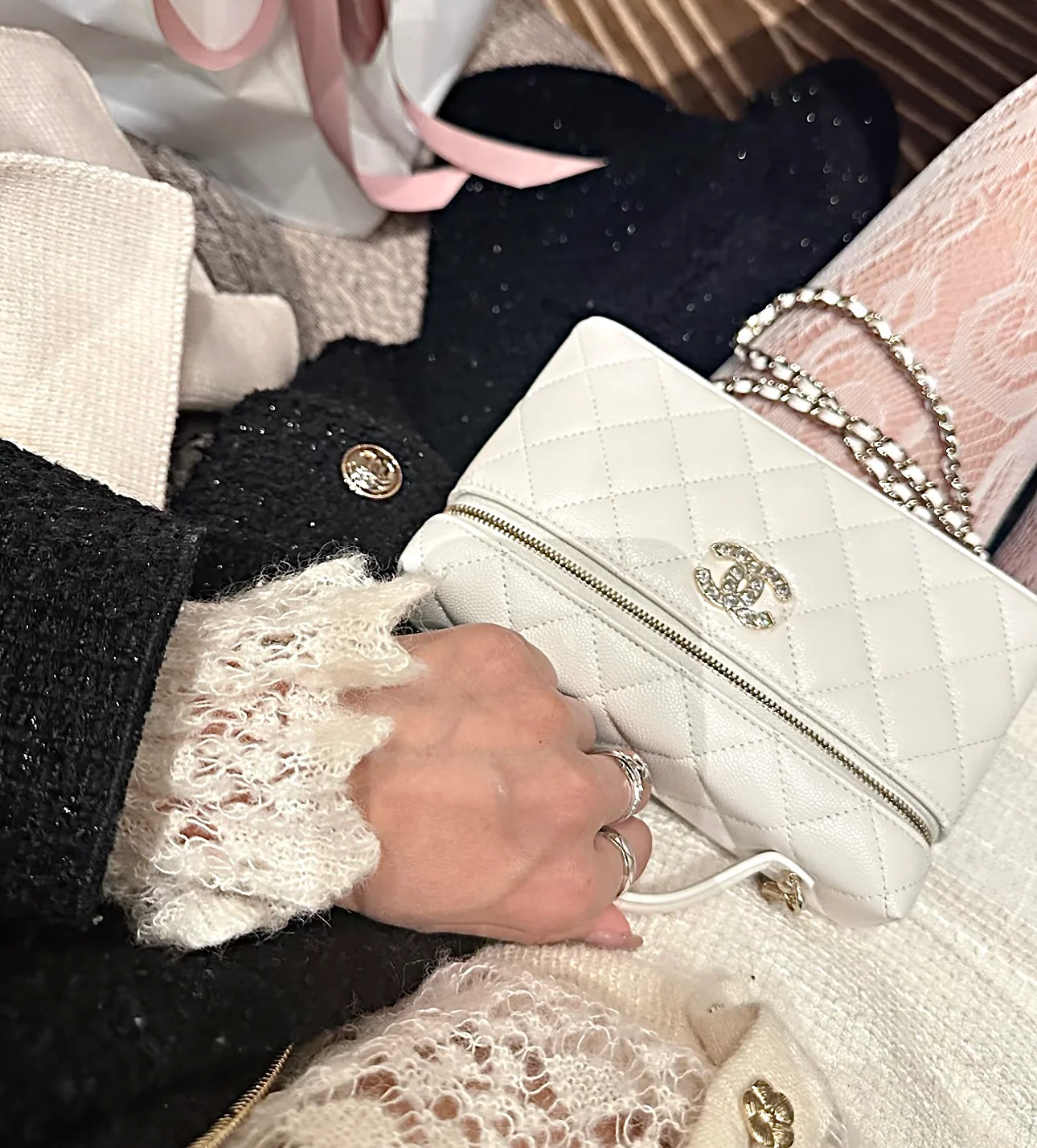 Сумка-ланчбокс Chanel 25p Limited Edition в форме сердца с бриллиантом — белая.