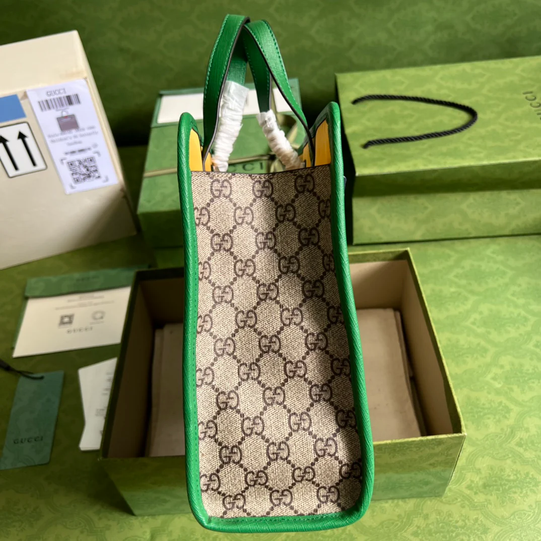 Сумка-тоут Gucci Ophidia Medium (28x26 см, 5x9 см) с зеленым узором в виде парусника.