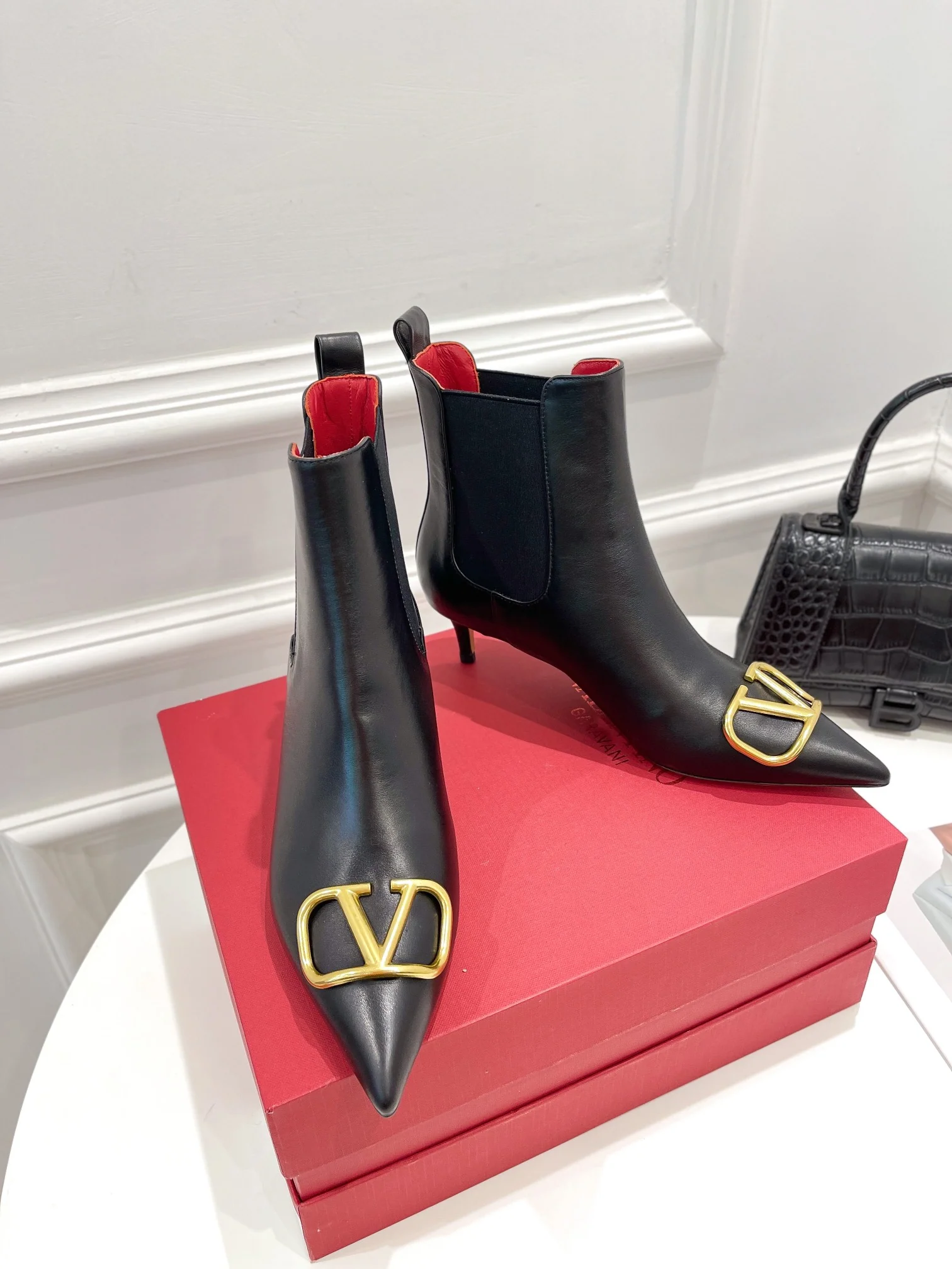 Новинка сезона осень/зима 2022 от Valentino - Ботильоны с V-образным вырезом большого размера - 3