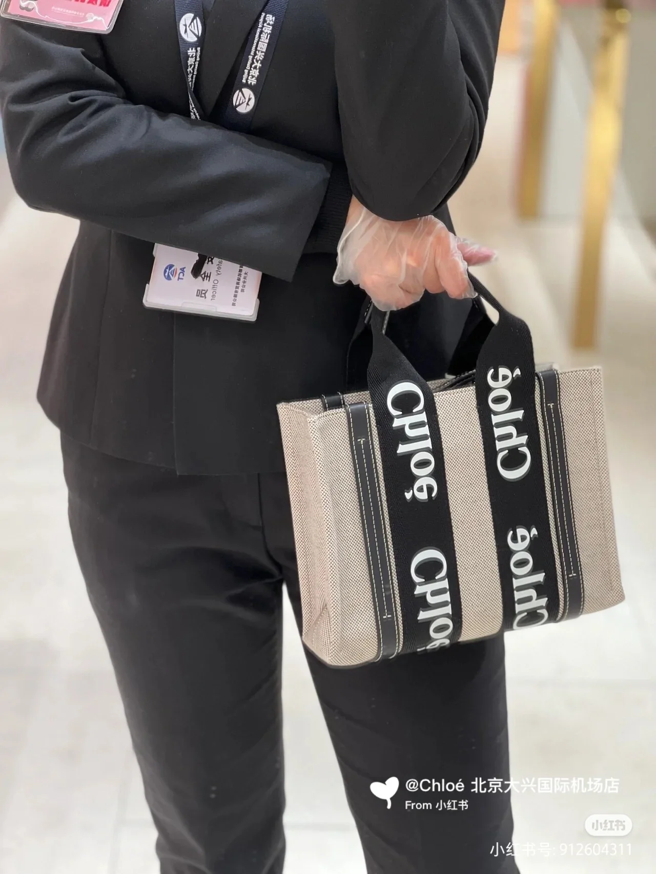 Сумка-тоут Chloe Woody — с черным ремешком и темно-синей отделкой — маленькая