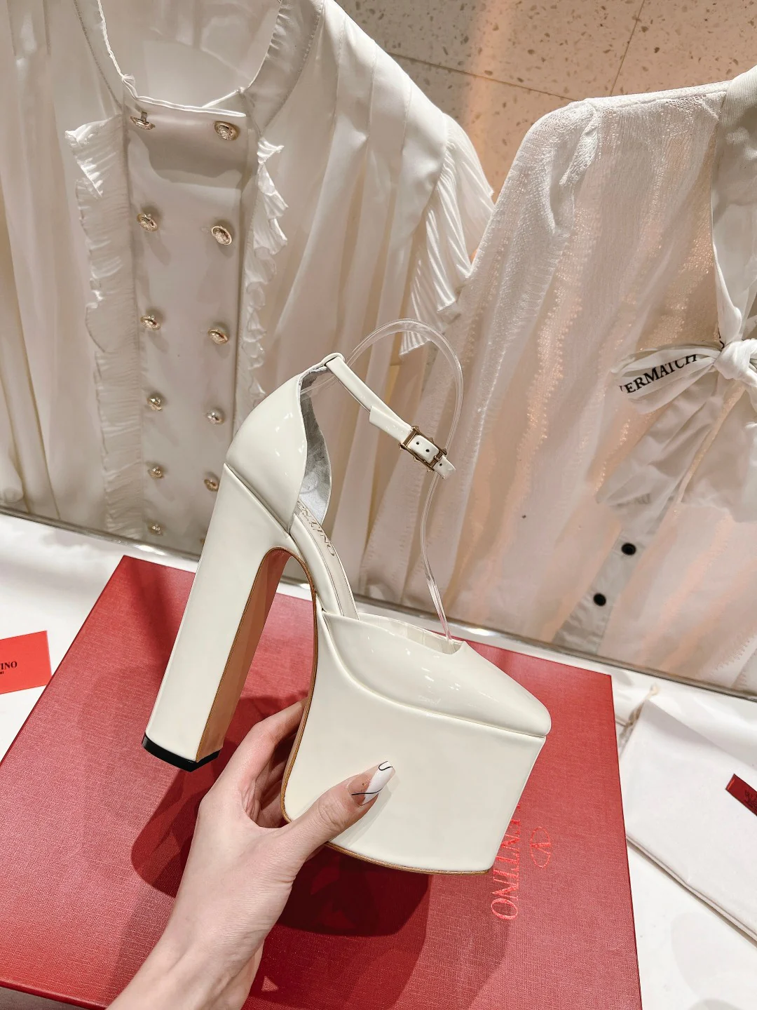 Новинка лета 2023 от Valentino - Сандалии на платформе - Платформа 9 см - Белые