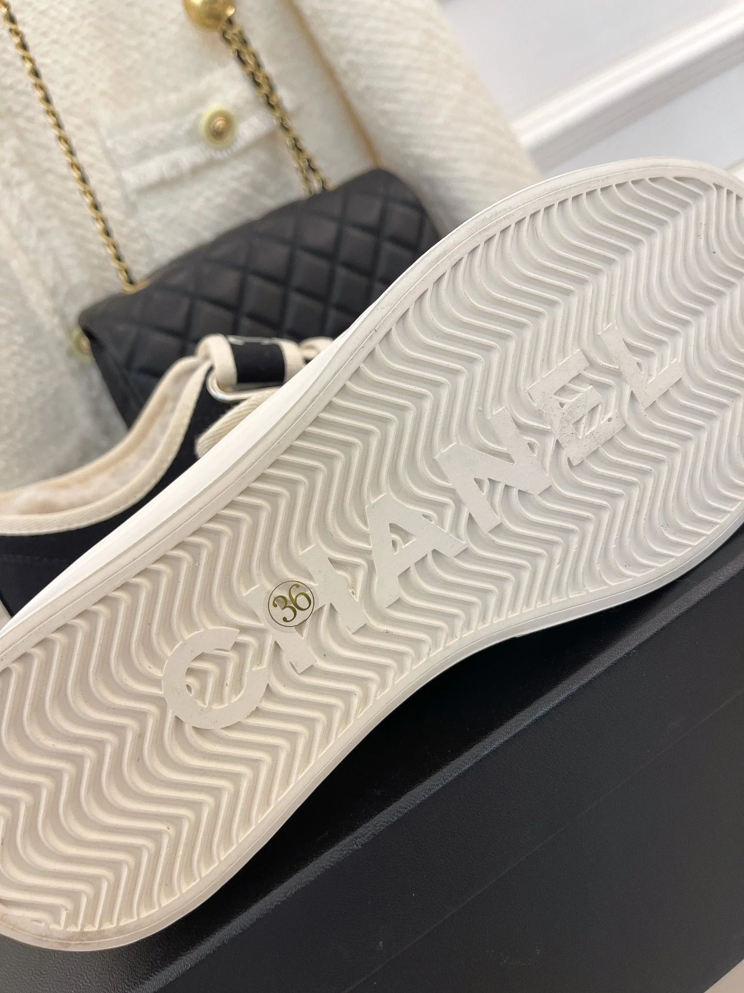 Новинка сезона осень/зима 2022 от Chanel - повседневные туфли на платформе с застежкой-липучкой - черные.