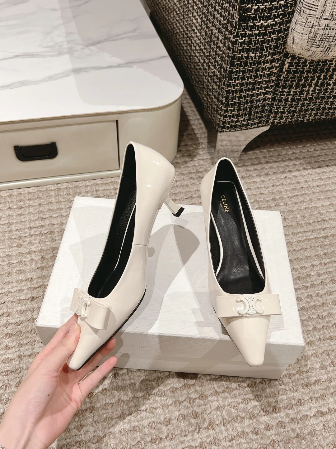 Celine - Туфли-балетки на невысоком каблуке с острым носком и бантом - белые