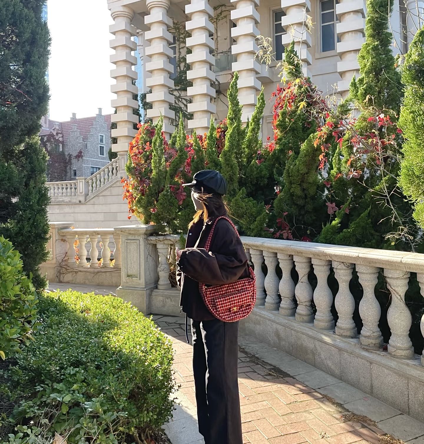 Сумка-хобо Chanel с узором ?гусиная лапка? — красная.